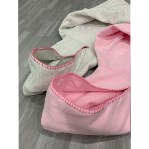 Sudadera con Capucha Personalizada para Mujer, Estilo Casual Urbano, Oversize, Blanca con Estampado de Purpurina Rosa y Bolsillo Delantero - Product Image 4