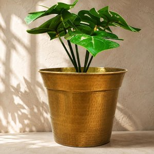 Vase à fleurs rustique en laiton fait main, minimaliste, avec texture martelée et bord évasé, pour la décoration de plantes de jardin, durable - Product Image 4