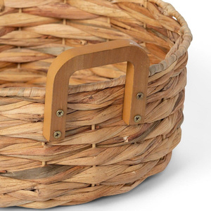 Un ensemble de deux paniers tissés à la main avec des poignées en bois pour contenir des fruits, fabriqués en jacinthe d'eau au Vietnam. - Product Image 6