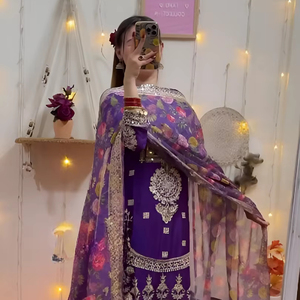 Ensemble prêt-à-porter en soie Chinon de créateur, entièrement brodé avec des chaînes, des sequins et des pièces de dentelle, comprenant un haut entièrement cousu, un pantalon palazzo cousu et un dupatta. - Product Image 1