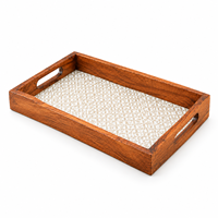 Plateau en bois décoratif émaillé avec poignées découpées à motifs, rectangulaire, pour la décoration de table à manger |   Assiette de service multifonctionnelle stylée