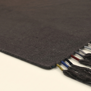 DECORDEC Tapis en laine noire obsidienne à franges, tissage plat, antidérapant, écologique, à poils épais, texturé, fait main - Product Image 5