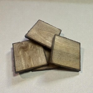 Posavasos Cuadrado de Madera Natural con Borde de Corteza, Posavasos Rústico de Madera para Bebidas de 4 Pulgadas, Decoración Protectora para Mesa de Estilo Rústico - Product Image 1