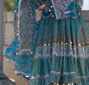 Robe afghane Kuchi longue, faite à la main, tie-dye bleu et blanc, avec broderies multicolores et travail de miroirs. - Product Image 2