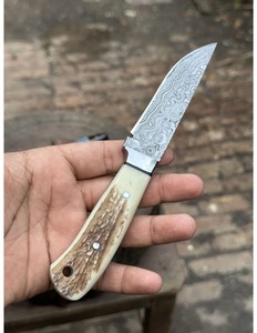 Cuchillo de caza hecho a mano con hoja de acero de Damasco de punta caída, grosor de 0.7mm, mango de cuerno, funda de cuero, soporte ODM - Product Image 2