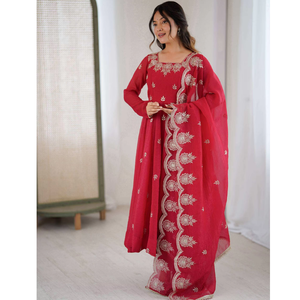 Elegante Vestido Anarkali de Seda Bordada con Textura Crujiente, Pantalón de Algodón a Juego con Dupatta, Traje Festivo de Manga Larga AU5011 -DC - Product Image 1