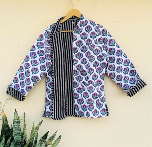 เสื้อแจ็คเก็ตผ้าฝ้ายลายดอกไม้แบบกลับด้านได้ เป็นมิตรกับสิ่งแวดล้อม |   เสื้อคลุมผู้หญิงทำมือ ผ้าหนานุ่ม พิมพ์ลายบล็อกด้วยมือ |   การแต่งตัวแบบเลเยอร์แบบสบายๆ - Product Image 1