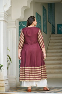 ชุดเดรส Anarkali ลายทางผ้าเรยอนสำหรับผู้หญิงไซส์ใหญ่ คอแบบ Angrakha แขนสามส่วน ทรงบาน สวมใส่สบาย สีแดงเลือดหมู - Product Image 2