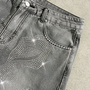 Shorts en jean vintage délavé avec strass, personnalisables OEM, style streetwear, logo, couleur et taille sur mesure, 100 % coton, écologique et respirant - Product Image 4