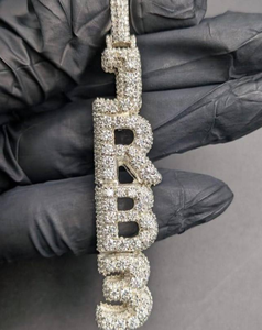 Pendentif de luxe en moissanite et diamant avec initiale, collier statement hip-hop en or blanc, bijou personnalisé avec nom, cadeau pour homme - Product Image 1