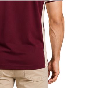 Polo Premium Color Borgoña para Hombre con Franja en el Hombro y Detalle Lateral en Contraste, Bordado de Logotipo Personalizado - Product Image 3
