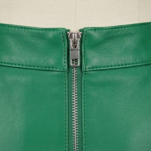 Jupe trapèze en similicuir pour femme, taille haute, longueur genou, verte unie, design minimaliste, ourlet perforé - Product Image 4