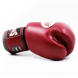 Guantes de Boxeo Twins Rojos Oscuros al por Mayor, Protección UV, Cierre de Correa, Guantes de Entrenamiento de Kickboxing con Estampado Twins Pro - Product Image 3