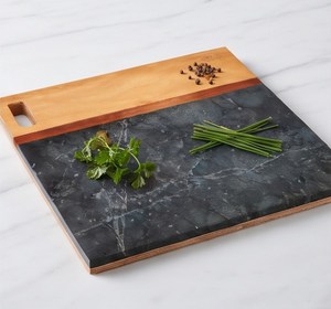 Tabla de cortar cuadrada de mármol negro con mango de madera y orificio para colgar para preparación en la cocina - Product Image 2