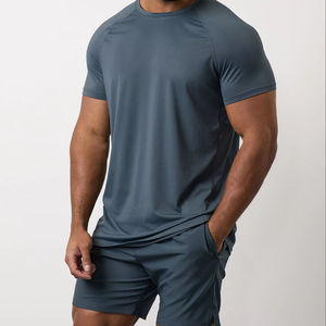 Ensemble t-shirt et short pour homme, gris foncé uni, léger, respirant, décontracté, tenue deux pièces, vêtements de sport et de fitness - Product Image 1