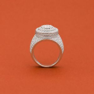 Bague de luxe pour homme en moissanite argentée, sertie de pierres rondes en grappe et halo, style glacé - Product Image 4