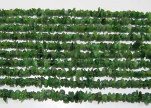 Perles de tsavorite naturelle, copeaux irréguliers, non taillées, de 5 mm à 7 mm - Product Image 3