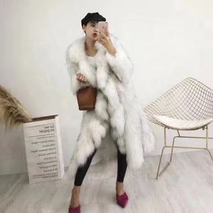 Nesta Sports 2023 Manteau long d'hiver pour femmes grandes tailles, blanc, en fausse fourrure de raton laveur avec revers en fourrure de renard, vêtement d'extérieur long - Product Image 3