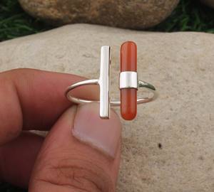 Anillo de Coral Rojo Natural Vintage, Plata de Ley 925, Engaste de Bisel Hecho a Mano, Anillo con Piedra Preciosa, Joyería Clásica para Mujer - Product Image 1