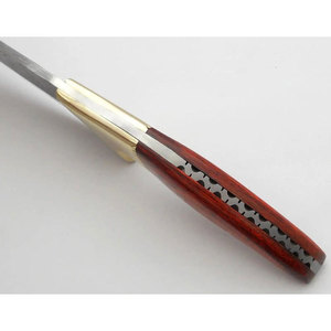 Couteau en acier de Damas avec manche en bois et garde en laiton, lame artisanale sur mesure pour usage culinaire - Product Image 2
