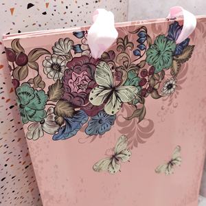 Bolsa de Regalo de Cartón de Lujo con Diseño Floral de Mariposas Rojo Anaranjado, Impresión Digital y Asa de Cinta - Product Image 3