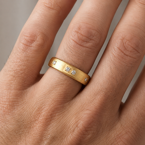 Anillo de Compromiso Clásico Chapado en Oro Amarillo con Diamante Moissanita de Corte Redondo - Product Image 3