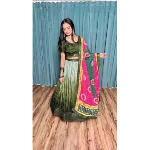 ชุด lehenga choli ของผู้หญิงที่สวยงามสำหรับงานปาร์ตี้ประดับด้วยเลื่อมและด้าย - Product Image 5