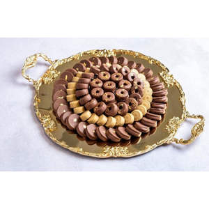 Bandeja decorativa de metal para servir chocolate con acabado dorado, perfecta para presentar dulces, delicatessen y delicias en cualquier evento. - Product Image 4