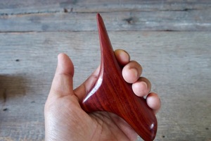 Masseur facial Gua Sha en bois rustique écologique avec artisanat en bois d'acacia massif pour la relaxation musculaire - Cadeau du Nouvel An - Product Image 5