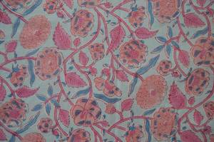 Tela 100% Algodón con Estampado Floral Rosa y Azul, Impresa a Mano |   Tela de Encaje Botánico de Jaipur al por Mayor - Product Image 3