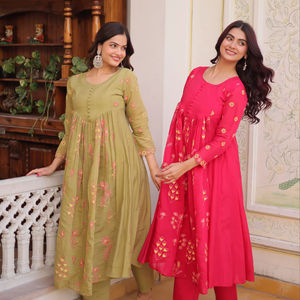 Conjunto de Kurti de Seda Chanderi Bordado para Mujer con Pantalones |   Ropa Étnica Premium para Fiestas |   Conjunto de Kurta y Pantalón de Diseño Indio - Product Image 1