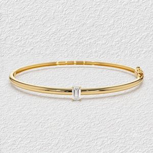 Bracelet jonc en or jaune 14 carats fait main en argent sterling avec diamant de laboratoire taille émeraude certifié IGI pour mariage - Product Image 1