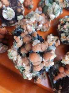 Belle boule naturelle de thomsonite rouge avec un lot de minéraux de stilbite - Product Image 3