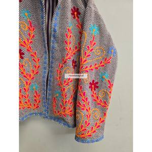 Chaqueta Suzani Acolchada 100% Algodón Hecha a Mano con Bordado Floral y Cuello Alto para Mujer, Ideal para Fiestas - Product Image 3