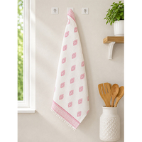 Linnen bedrukte theedoek voor de keuken |   Roze paisley-motief linnen theedoek met decoratieve rand & pomponbies