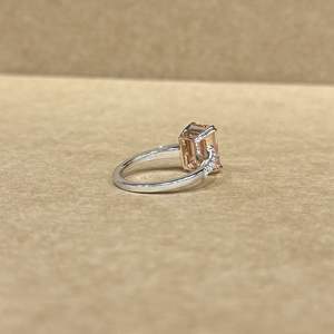 แหวนเพชรทรงเหลี่ยมมรกตสีชมพู 14K ทองคำขาว ดีไซน์หรูหรา น้ำหนัก 4.42 กะรัต พร้อมเพชรข้าง 0.56 กะรัต แหวนแต่งงานระดับพรีเมียม - Product Image 3