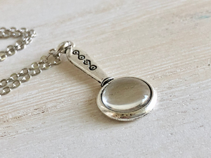 Loupe vintage en métal avec chaîne finition argentée, poignée décorative, loupe de poche à suspendre pour collectionneurs - Product Image 2