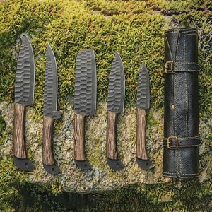 Ensemble de 5 couteaux de cuisine forgés à la main avec manches en bois et étui en cuir, lames en acier Damas, design à pointe tombante - Product Image 1