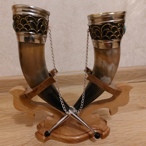 ชุดดื่มไวกิ้งทำด้วยมือพร้อมขาตั้งไม้แก้วแตรยุคกลางที่ตกแต่งด้วยทองเหลืองและแสดงแร็คฮอร์นควายโดย fwe - Product Image 2
