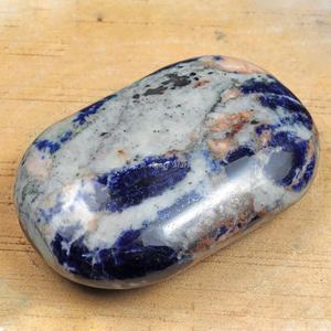 Vente en gros d'agate en cristal de sodalite bleue sculptée dans le style de l'amour pour la guérison spirituelle et la décoration de palmier - Product Image 5
