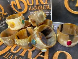 Brazaletes de Cuerno Redondos, Cuerno de Búfalo Natural Pulido, Artículo de Colección Artístico - Product Image 3