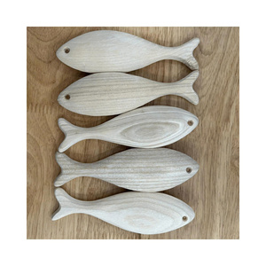 El pez de madera es una representación de la resiliencia, la humildad y la tenacidad, recordando a las personas de las luchas que han tenido que afrontar. - Product Image 1