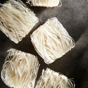 Nouilles de riz Pho séchées 100% pures de haute qualité, origine Vietnam, approvisionnement en vrac, OEM ODM, export, fabricant fiable, prix compétitif - Product Image 1