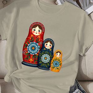 Camiseta cómoda para mujer de muñecas matryoshka rusas tradicionales Martrium - Product Image 1