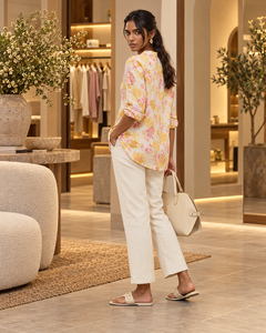 Vente en gros de hauts Kurti courts pour femmes, imprimés de fleurs jaunes et roses, col en V, boutons sur le devant, manches trois quarts, style ethnique indien décontracté - Product Image 5