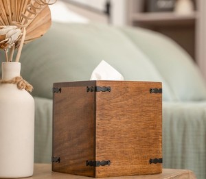 Boîte à mouchoirs carrée en bois massif moderne et durable avec support de rangement pour salon, bureau ou bureau à domicile - Product Image 1
