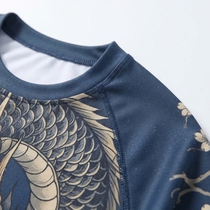 เสื้อแรชการ์ดแขนยาวสำหรับผู้ชาย พิมพ์ลายมังกรด้วยเทคนิค Heat-Transfer ป้องกันรังสียูวี โลโก้ด้านหน้า แห้งเร็ว เหมาะสำหรับเล่นกีฬา - Product Image 5