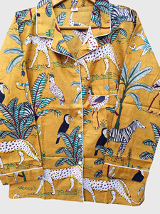 Conjunto de pijama de manga larga con estampado animal amarillo para mujer, cuello con muescas, parte superior con botones, pantalones con cintura elástica - Product Image 4