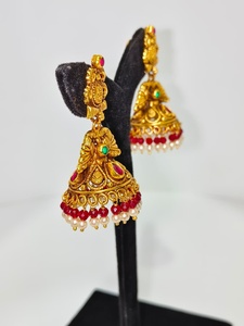 Pendientes Jhumka Antiguos de Oro Sólido de 22k con Motivo de Lakshmi Hechos a Mano, Joyería de Boda con Esmeraldas Verdes y Perlas Naturales - Product Image 2