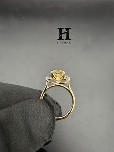 Bague de fiançailles de luxe en or jaune 14 carats avec diamant de laboratoire jaune vif taille radiant et trois pierres, ornée d'un diamant demi-lune - Product Image 4